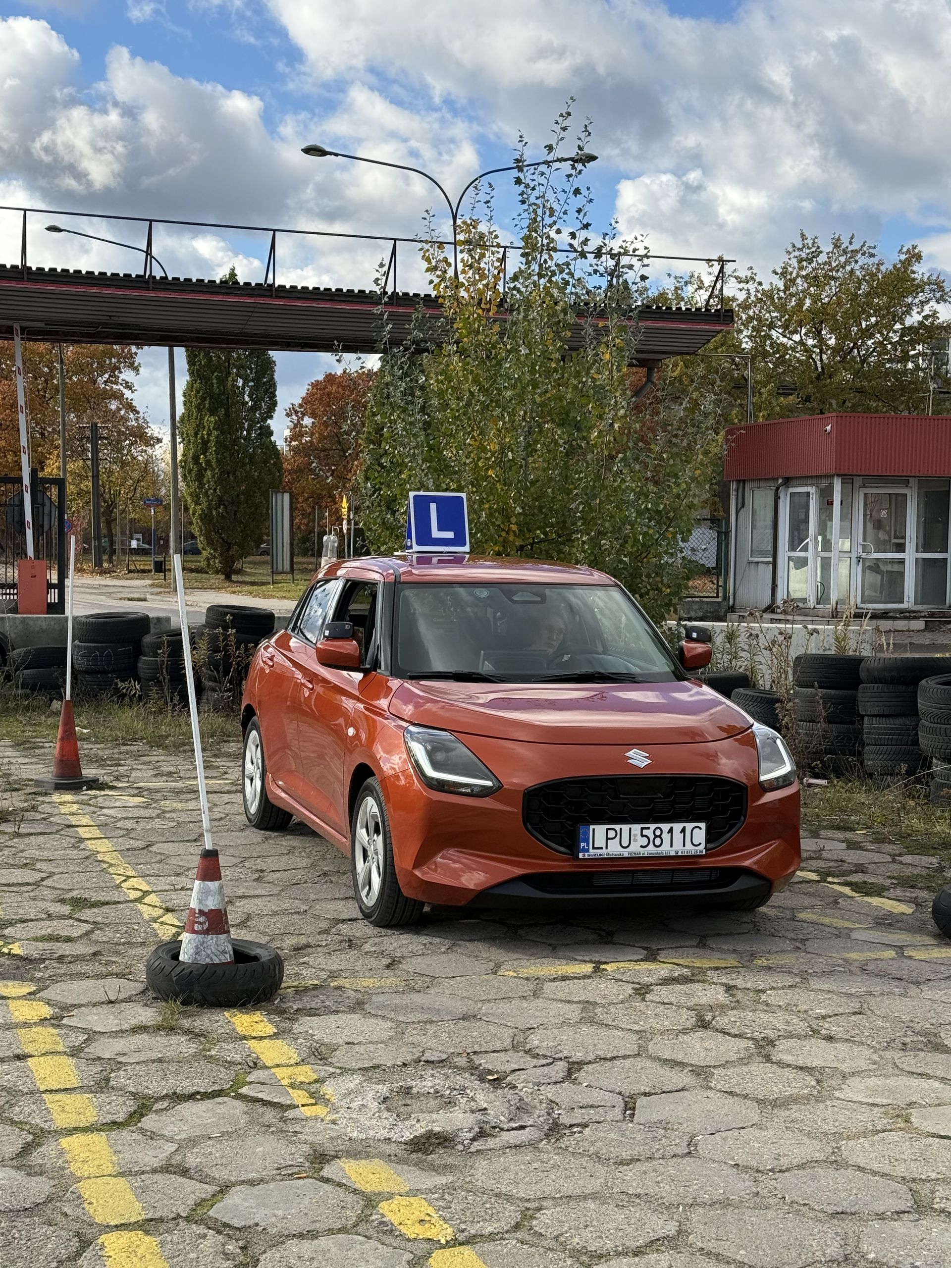 Samochód szkoleniowy na placu manewrowym